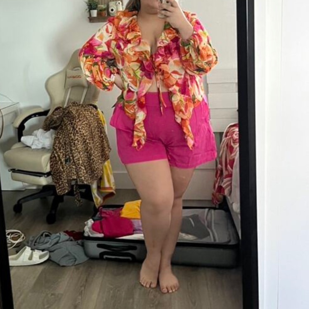 💕 PLUS Hot Pink Shorts 💕 - Picture 5 of 6